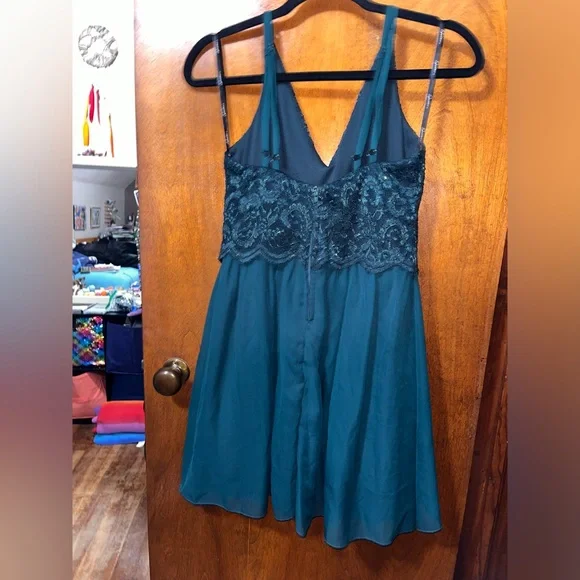 Short above knee length dress good condition size 7 green - Picture 2 of 3